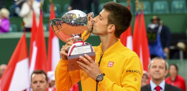 Djokovic con el trofeo de campeón en Montecarlo 2015 - foto: http://http://www.montecarlorolexmasters.mc/